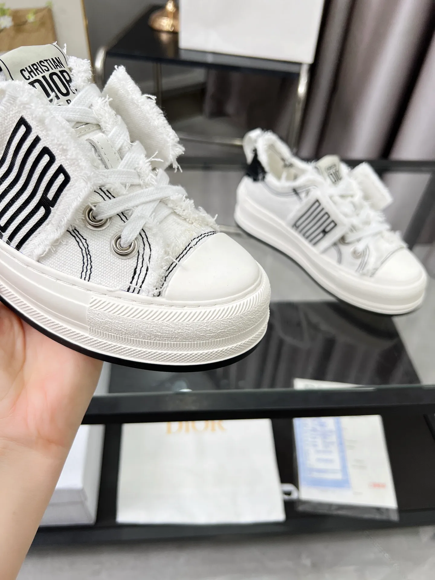 Men's Men's Shoes 💰480 Dior Dior 2025 Presbyopia Embroidery Thick-soled Canvas Shoes Casual Sneakers This Walk'n'Dior thick-soled sneaker is a fashionable item that enhances the style of the series. Oblique printed cotton embroidered upper with comfortable platform sole, tongue and Christian Dior Homme 💰aris signature laces. Can add fashionable temperament to any casual look Size: 35-45